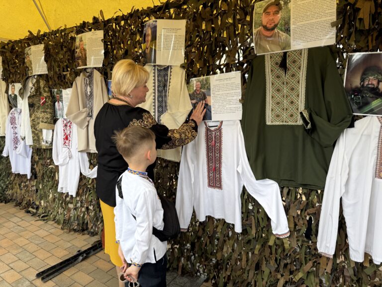 Вишиванки як пам’ять про Героїв: у Вінниці відкрилася особлива виставка