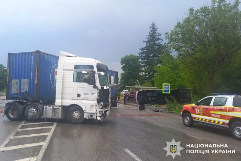 На Гайсинщині зіткнулися вантажівка та мікроавтобус, є постраждалі