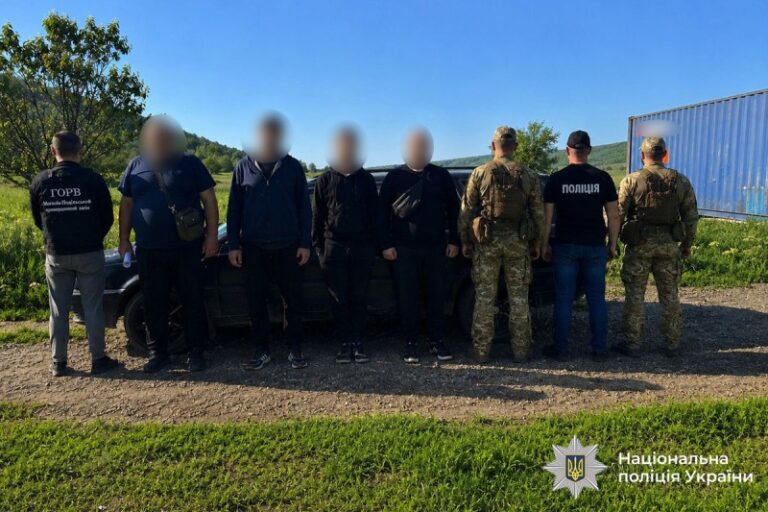 «Клієнтів» шукали в соцмережах: на Вінниччині викрили дві схеми втечі за кордон
