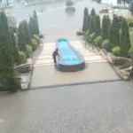 Камери зафіксували, як діти закидали фонтан землею у Тростянці