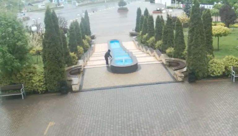 Камери зафіксували, як діти закидали фонтан землею у Тростянці