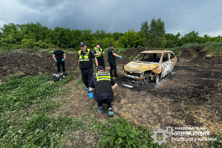 Поліція розслідує смерть людини, тіло якої знайшли у згорілому авто