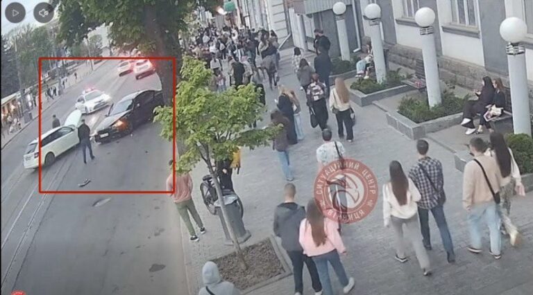У центрі Вінниці камери зафіксували момент зіткнення BMW та Skoda (відео)