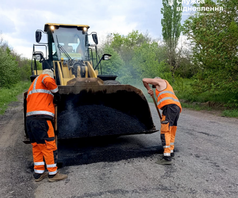 На Вінниччині триває ремонт доріг: водіїв закликають бути уважними