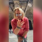 Олег Винник осоромився новою витівкою: зірка загавкав посеред вулиці в Празі