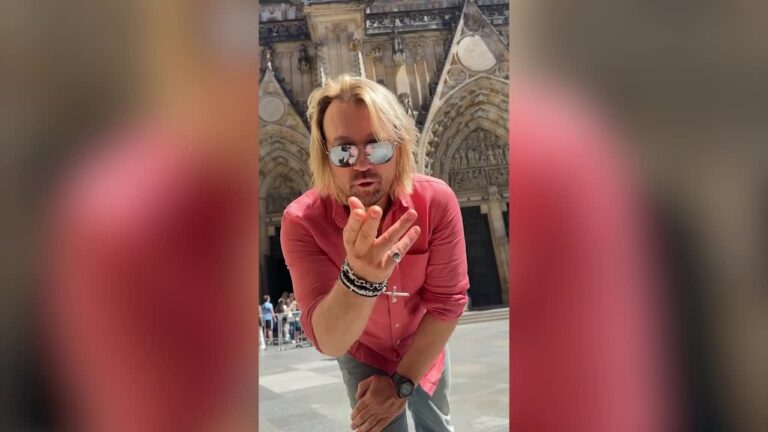 Олег Винник осоромився новою витівкою: зірка загавкав посеред вулиці в Празі