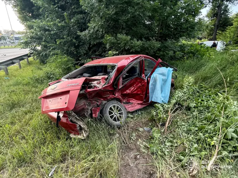 Смертельна ДТП в Якушинцях: водія деблокували з понівеченого авто