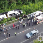 Туристичний автобус перекинувся з 54 пасажирами на Хмельниччині: постраждала 12-річна дівчинка з Вінниччини