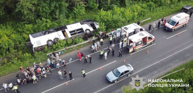 Туристичний автобус перекинувся з 54 пасажирами на Хмельниччині: постраждала 12-річна дівчинка з Вінниччини