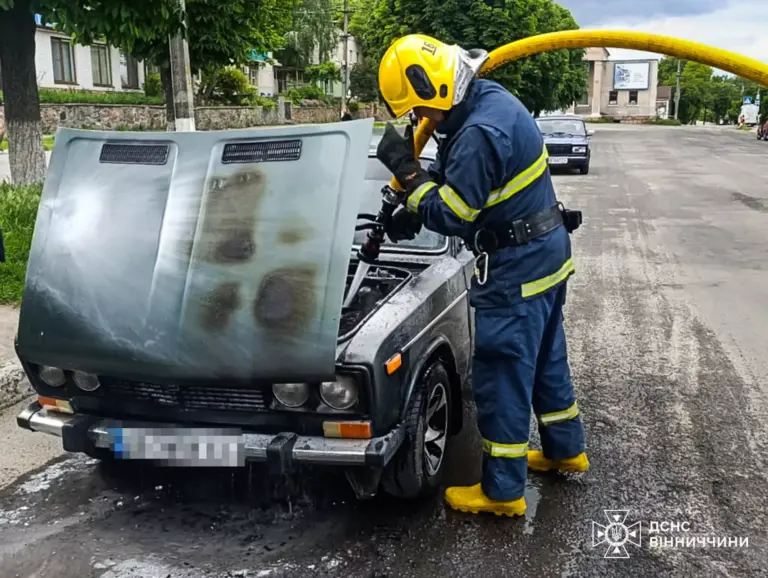 У Бершаді автомобіль спалахнув під час руху (ФОТО)