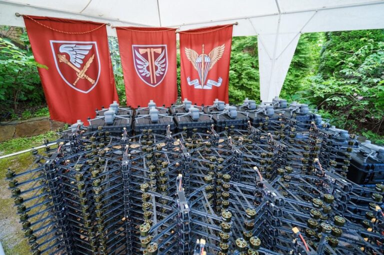 Півтисячі FPV-дронів та 25 квадрокоптерів Matrice 4T передав Міжрегіональний координаційний гуманітарний штаб для п’яти