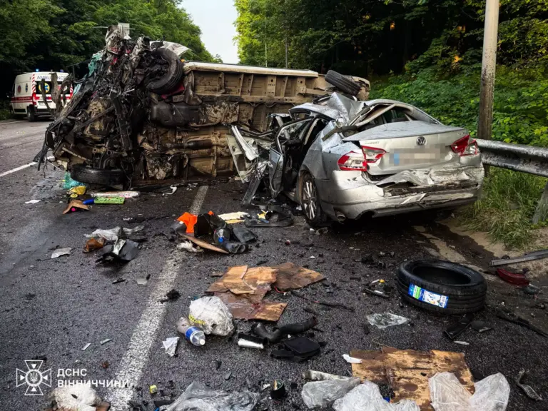 Жахлива ДТП поблизу Вінниці: зіткнулися чотири авто, є загиблий і постраждалі (ФОТО)