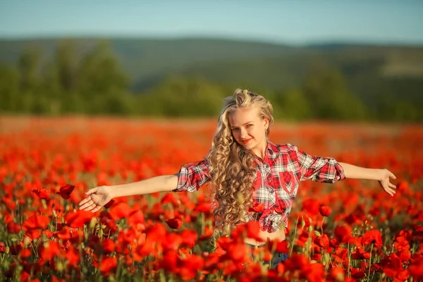 Українців можуть оштрафувати за фотосесії на маковому полі