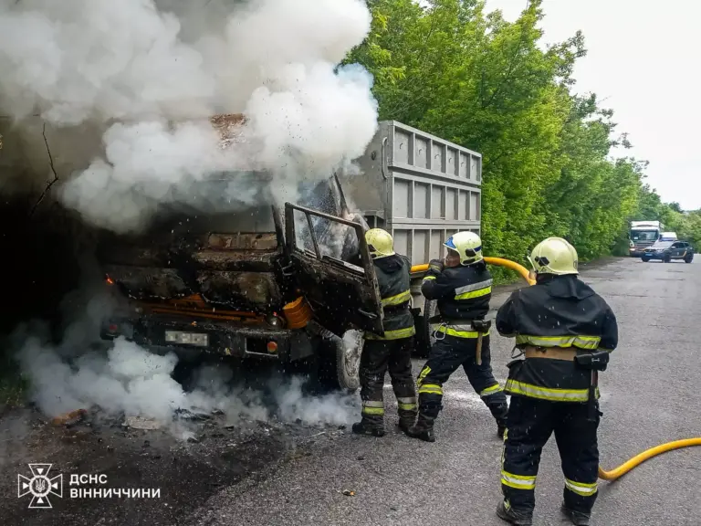 Вантажівка з зерном спалахнула на ходу: деталі інциденту у Гайсинському районі