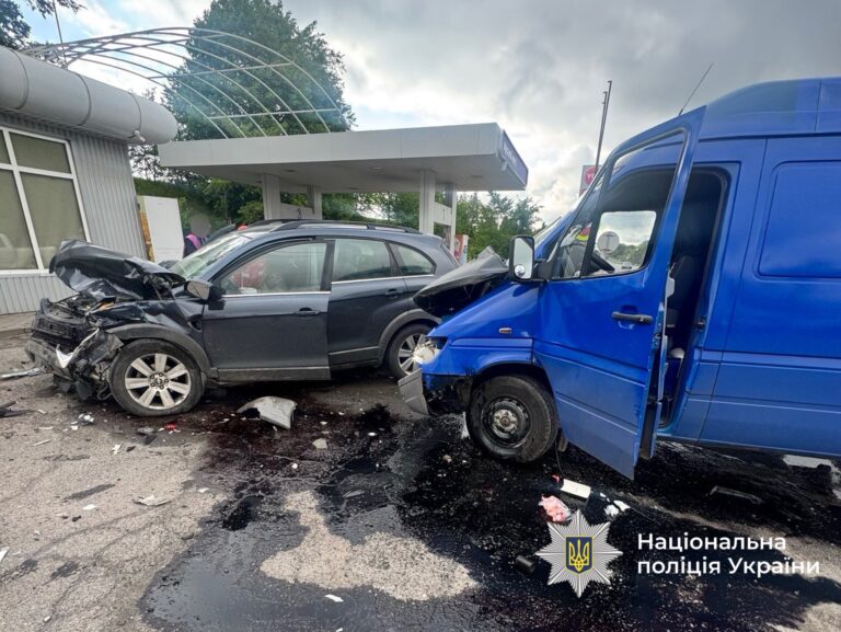 Біля села Комарів сталася ДТП за участі трьох авто: є травмований пасажир