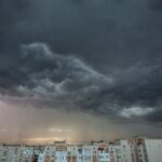 Негода насувається на Вінниччину: синоптики попереджають про дощі, грози та шквальний вітер