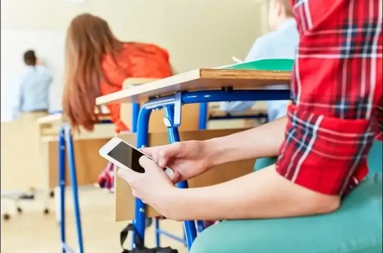 В Чехії планують запровадити заборону на мобільні телефони в школах