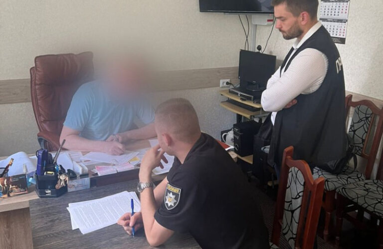Скандал у медзакладі в Гайсинському районі: керівника підозрюють у махінаціях з виплатами