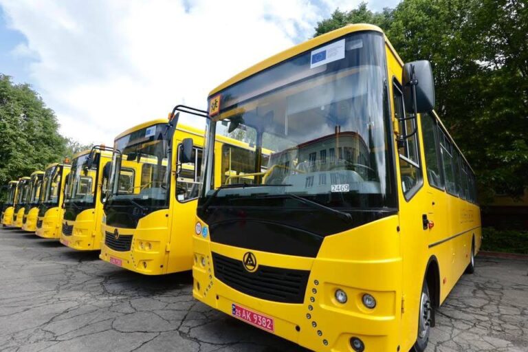 Громадам Вінниччини передали ще шість інклюзивних шкільних автобусів