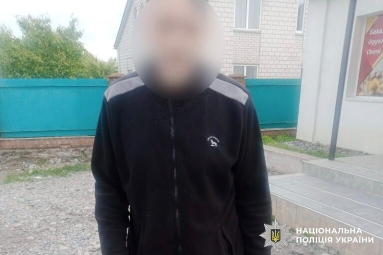 Серед вулиці вирвав сумку і втік: у Жмеринці затримали зловмисника