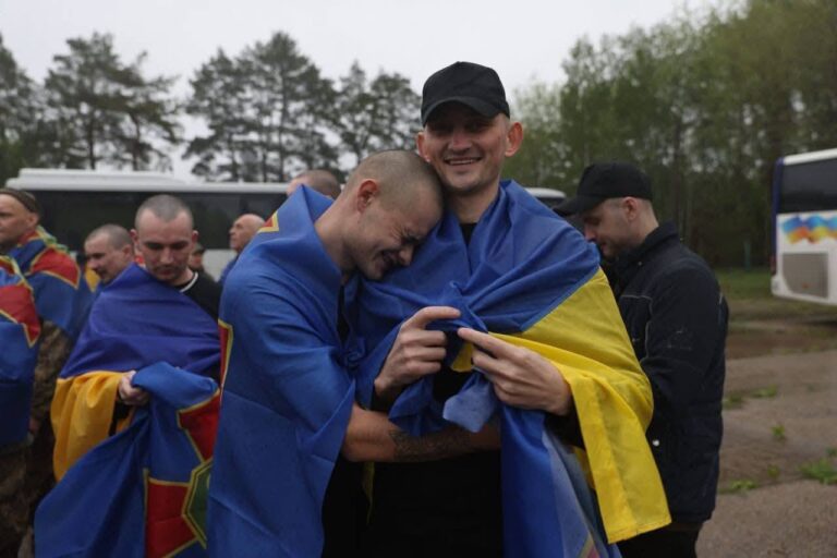 Довгоочікуване повернення: громади Вінниччини зустрічають звільнених воїнів