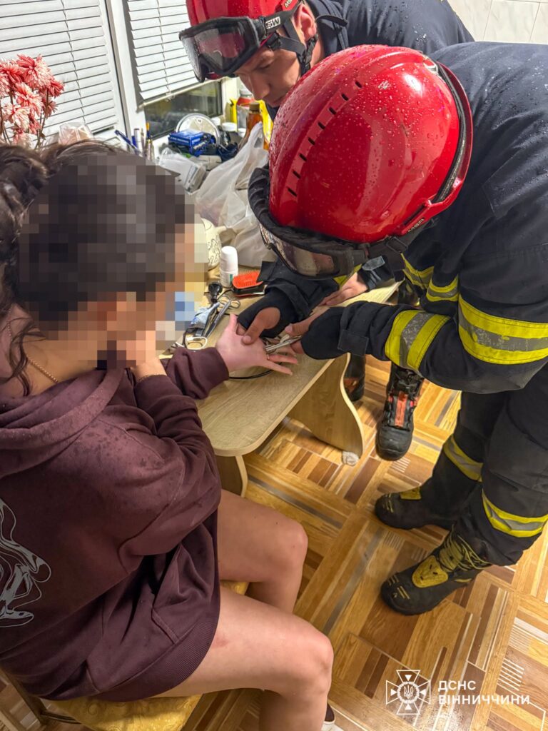 Рятувальники у Вінниці визволили палець жінки з металевої «пастки»
