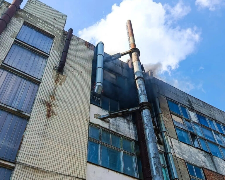 У Вінниці на території підприємства загорілась смола