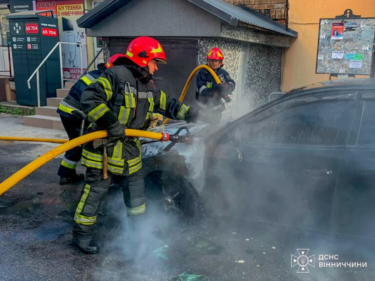 У Вінниці загорівся легковий автомобіль