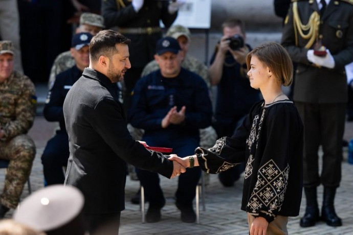 Зеленський нагородив студентку з Вінниці, яка допомагала пораненим під час обстрілу