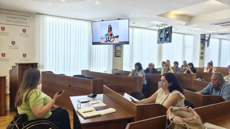 «Доступні двори» у Вінниці: ОСББ проходять навчання з безбар’єрності та комунікації
