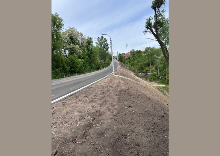 Зсув ґрунту зупиняють у Вінниці: на провулку Широцького укріпили аварійний схил