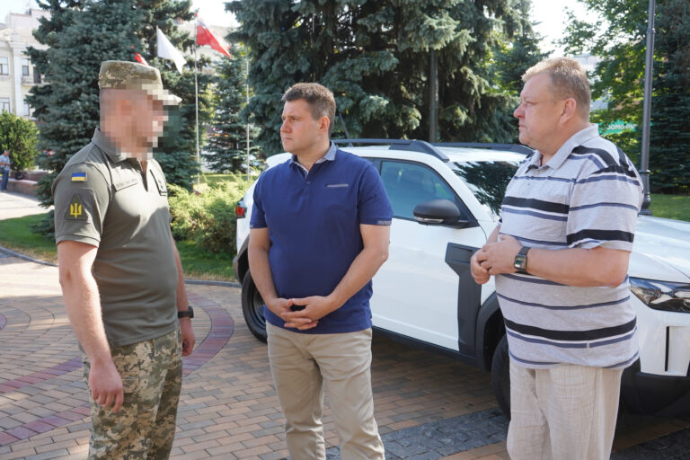 Вінниця підсилила оборону: захисникам передали новий автомобіль