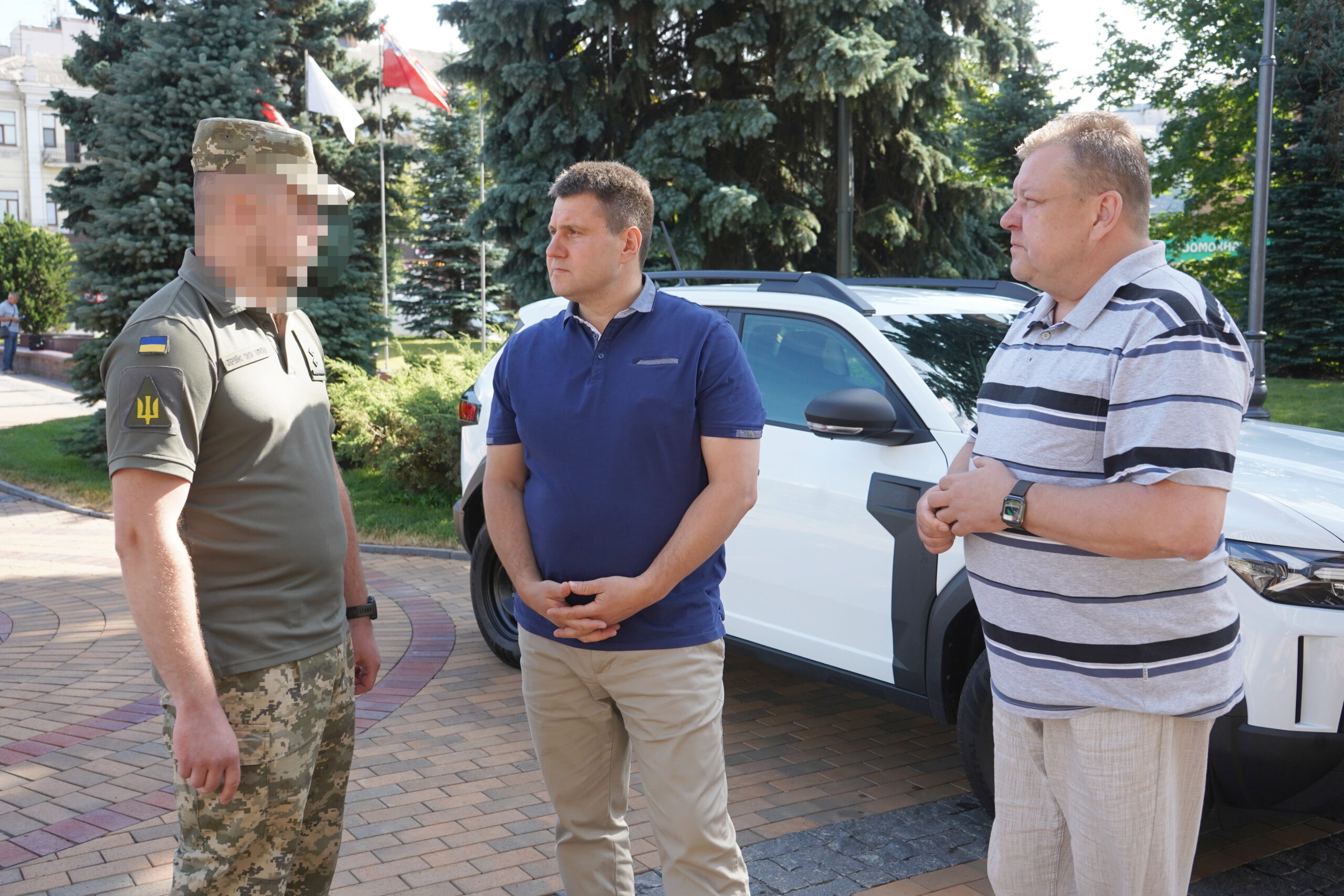 Вінниця підсилила оборону: захисникам передали новий автомобіль