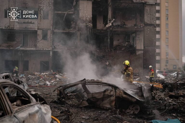 Масована атака на Київ: зруйновані багатоповерхівки, є загиблі та десятки поранених