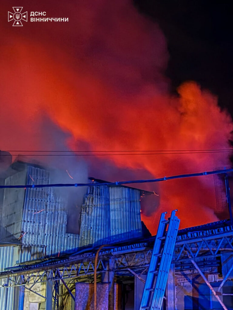 У Вінниці вночі спалахнула масштабна пожежа на території підприємства