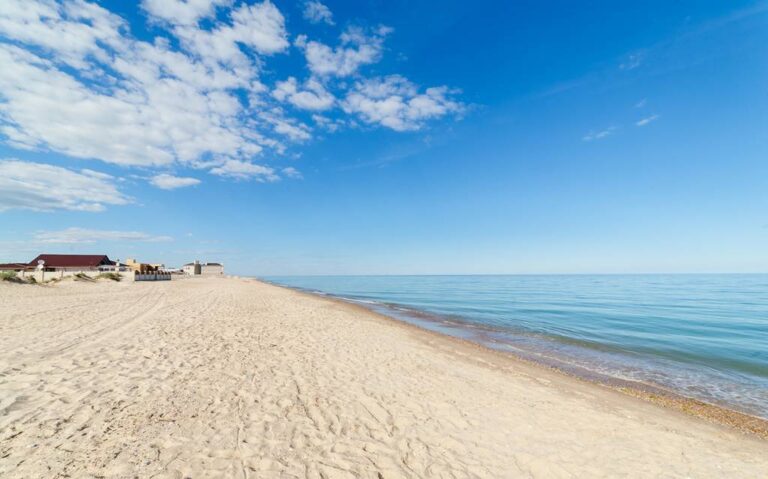 На Одещині 9-річну дитину та чоловіка віднесло у море на матраці
