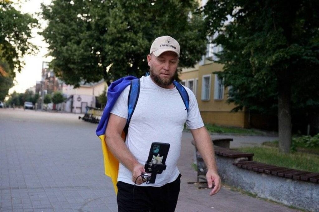 Ветеран на протезі крокує заради побратимів: українці вже задонатили понад 200 тисяч гривень