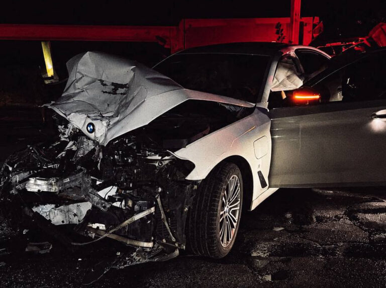 П’яний водій BMW тікав від патрульних у Вінниці та врізався у припарковане авто