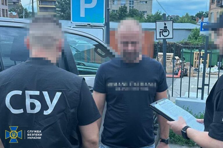 $700 за швидке оформлення: у Вінниці митника викрили на хабарі від брокерів