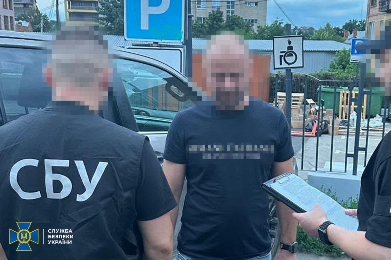 $700 за швидке оформлення: у Вінниці митника викрили на хабарі від брокерів