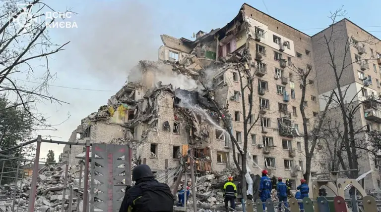Масована атака на Київ: пошкоджено будинки, готель, є загиблі та десятки постраждалих