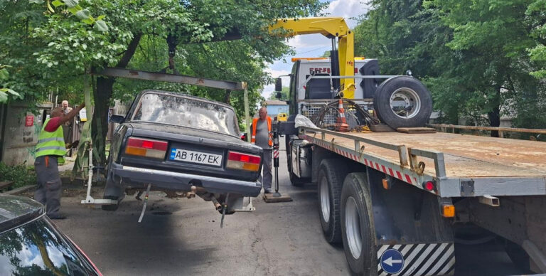Гнили роками під відкритим небом: у Вінниці евакуювали занедбані автомобілі