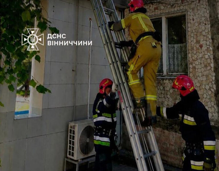 Моторошна знахідка у квартирі Вінниці: один чоловік загинув, іншого терміново госпіталізували