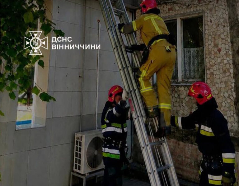 Моторошна знахідка у квартирі Вінниці: один чоловік загинув, іншого терміново госпіталізували