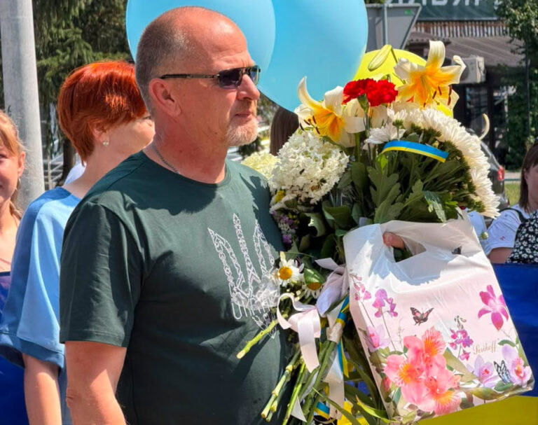 Прапори, квіти та сльози радості: Тульчинська громада зустріла звільненого з полону бойового медика