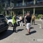 Обіцяв «домовитися» з медиками та експертами: у Вінниці викрили схему на 33 тисячі доларів