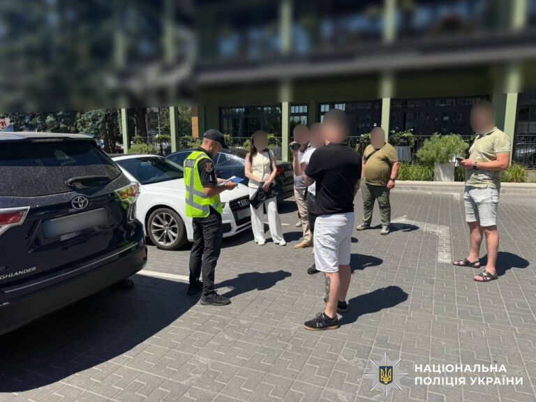 Обіцяв «домовитися» з медиками та експертами: у Вінниці викрили схему на 33 тисячі доларів