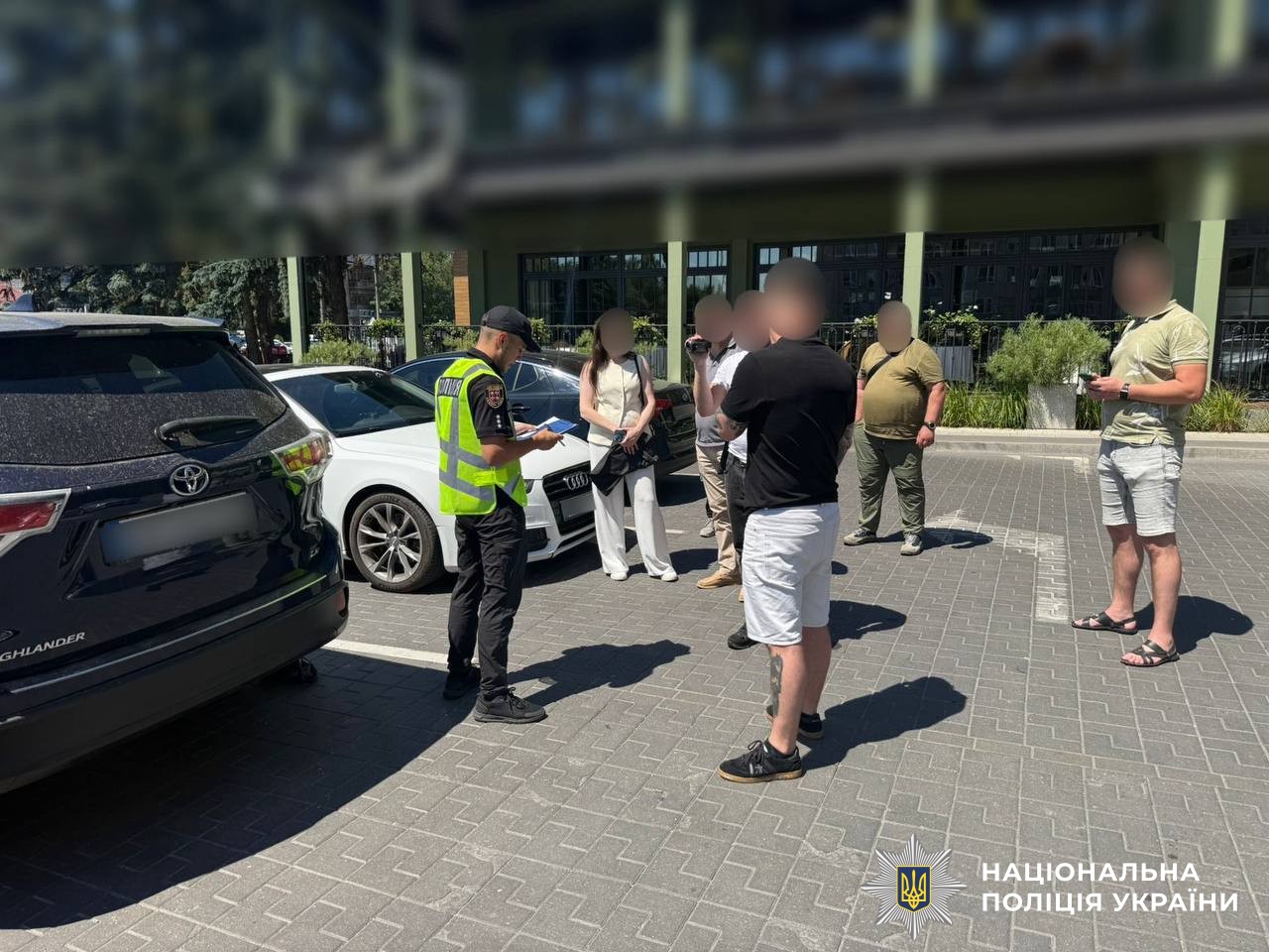 Обіцяв «домовитися» з медиками та експертами: у Вінниці викрили схему на 33 тисячі доларів