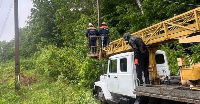 Негода залишила без світла тисячі жителів Вінниччини: які громади постраждали найбільше