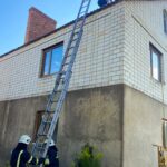 Лагодив дах після негоди й опинився у пастці: на Вінниччині ДСНС врятувала чоловіка